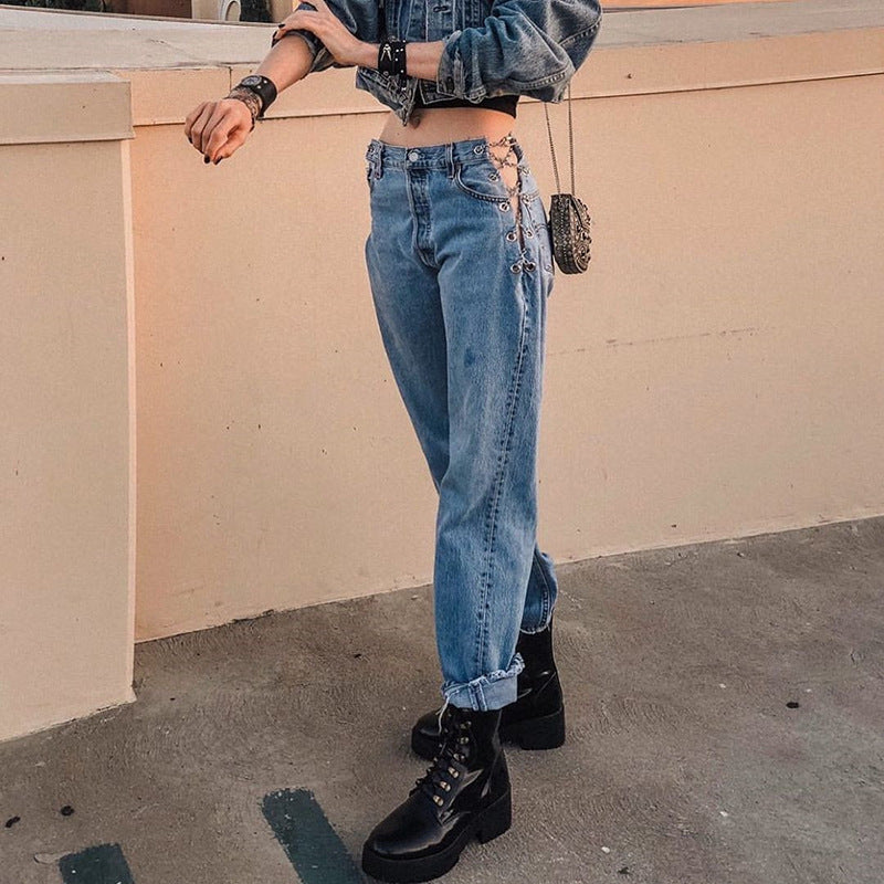 Jean taille haute délavé bleu clair avec chaîne